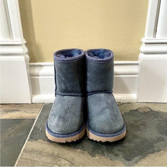 UGG•Size 7•Kids' Classic Water Resistant Genuine Shearling Lined Boot•Navy Blue - Picture 3 of 13